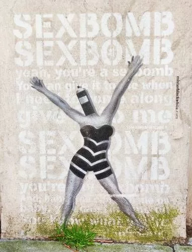 En fond, les paroles de la chanson "Sex bomb" et devant, une femme avec une tête d'aérosol, en combinaison short-bustier, les bras levés, déhanchée "misterblackwhite.com"