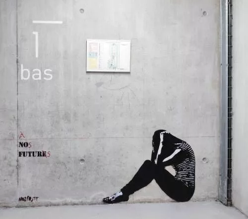 Sur un mur indiquant le niveau "1 bas", un graff au pochoir d'une femme assise au sol la tête dans ses mains. Un texte en noir "No future" est annoté en rouge pour former "À nos futurs" "NOIR(T)E"