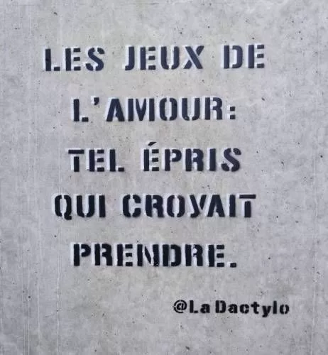 Peinture au pochoir : "Les jeux de l'amour : tel épris qui croyait prendre. - @La Dactylo"
