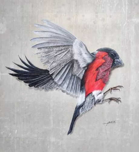 Un oiseau en train de se poser vu de profil ; une grande partie du corps est réaliste mais certaines parties sont mécanisées, tramées de motifs