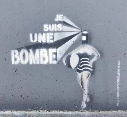 Tag au pochoir représentant une femme en maillot de bain avec une tête d'aérosol qui projette "Je suis une bombe" "misterblackwhite.com"