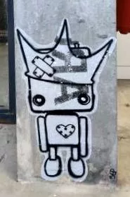 Un petit robot couronné mignon avec un pansement sur la couronne et un cœur (forme) dessiné à la place du cœur (organe)