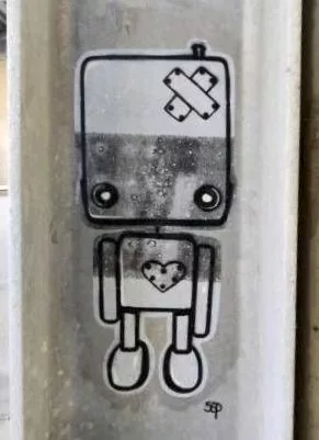 Un petit robot mignon avec un pansement sur la tête et un cœur (forme) dessiné à la place du cœur (organe)