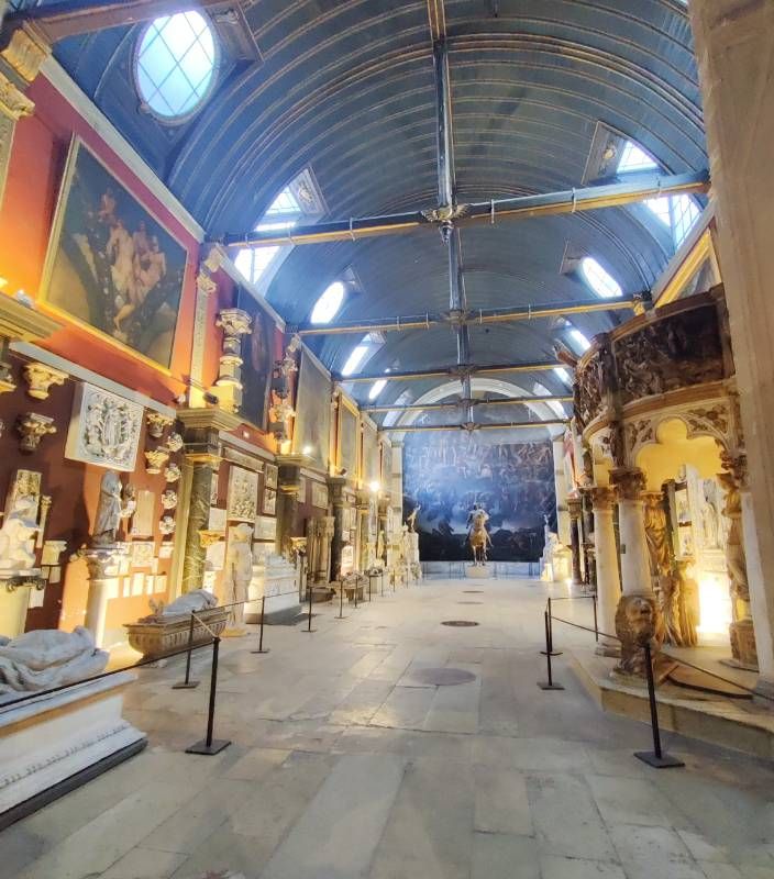 Grande salle voutée avec des sculptures et bas-reliefs tout du long, une sculpture équestre en bout et une "fresque" (il s'agit en fait de toile) sur le mur du fond où on peut deviner une reproduction du Jugement dernier de Michel-Ange
