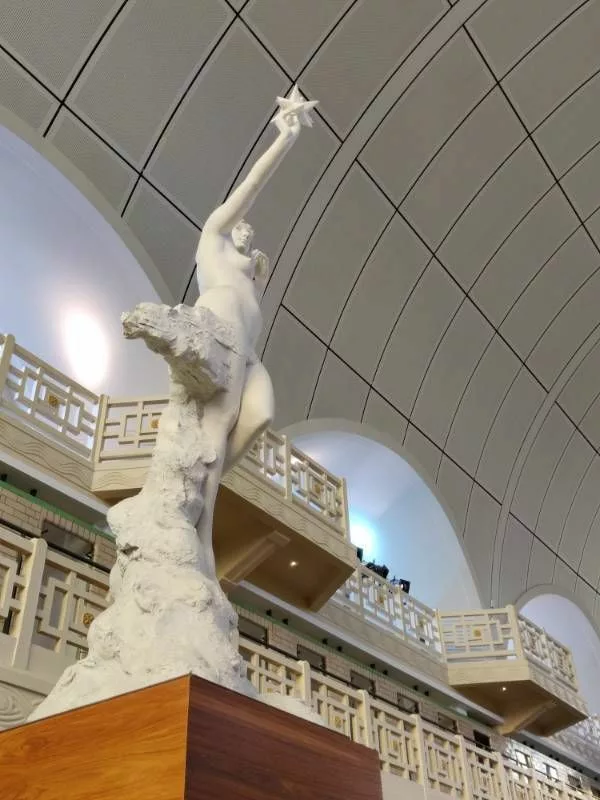 Sculpture d'une femme tenant une étoile vue d'en bas
