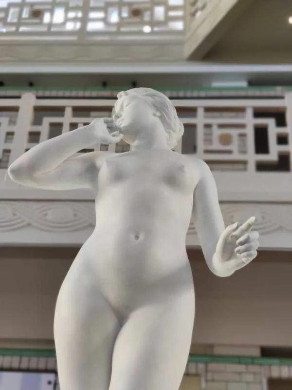 Sculpture vue d'en bas et de face représentant une jeune fille