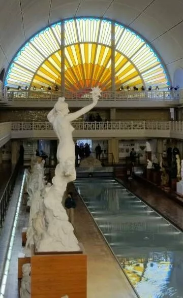 Vue d'une des deux verrières, du bassin, avec une mise en valeur d'une sculpture