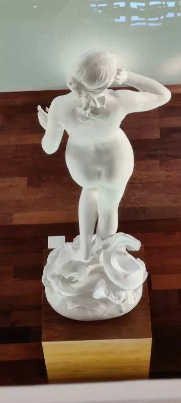 Sculpture vue de haut et de dos représentant une femme debout