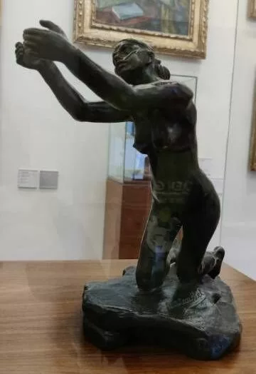 Bronze représentant une femme agenouillée les mains tendues
