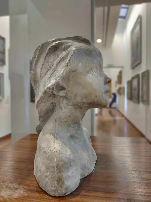 Sculpture d'une tête de fillette de profil