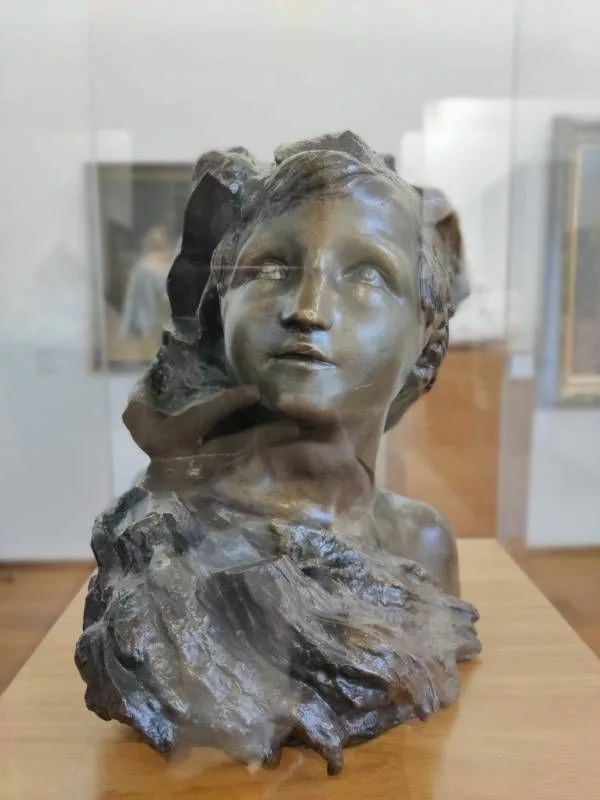 Bronze représentant une fillette les yeux levés