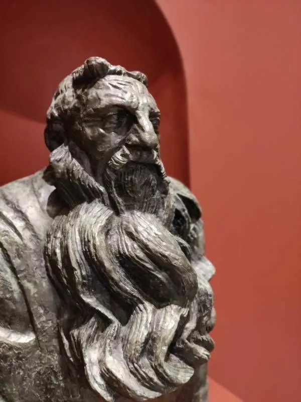 Sculpture d'un buste d'homme avec une longue barbe