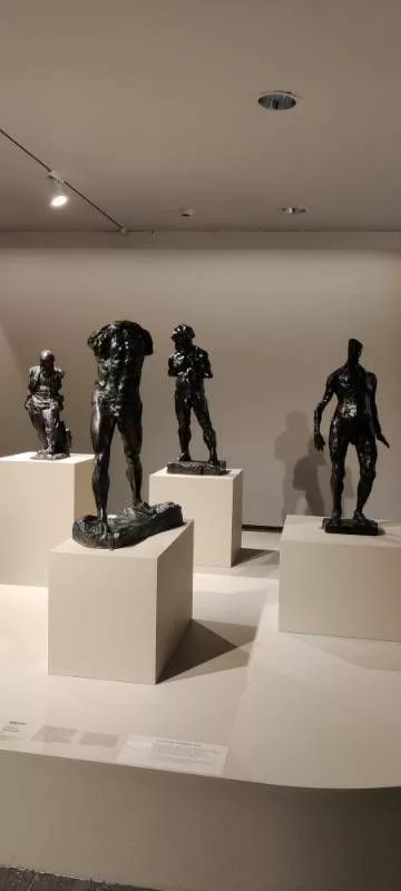 Ensemble de sculptures d'homme debout