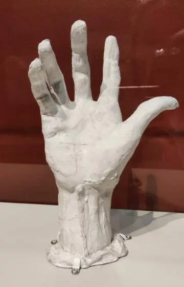 Sculpture d'une main levée