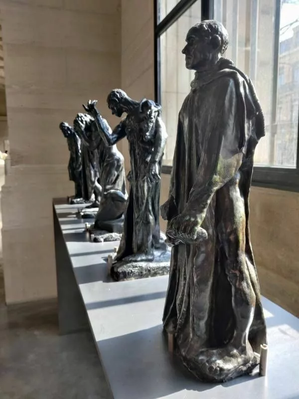 Cinq sculptures d'homme