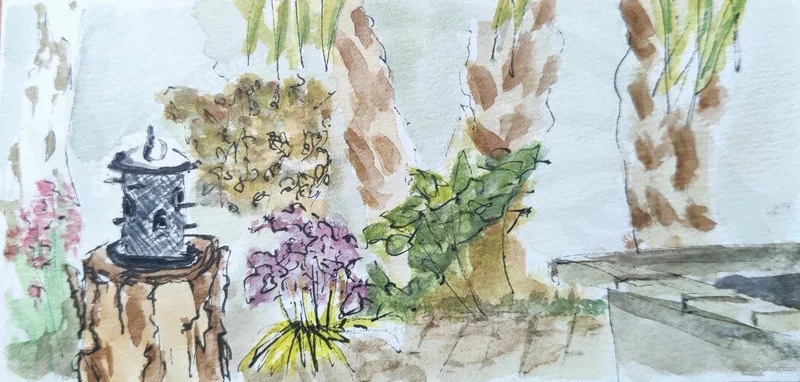 Croquis avec : une mangeoire à oiseaux, des fleurs, des plantes, des palmiers (mais quasi que le tronc) et un morceau de tronc de bouleau