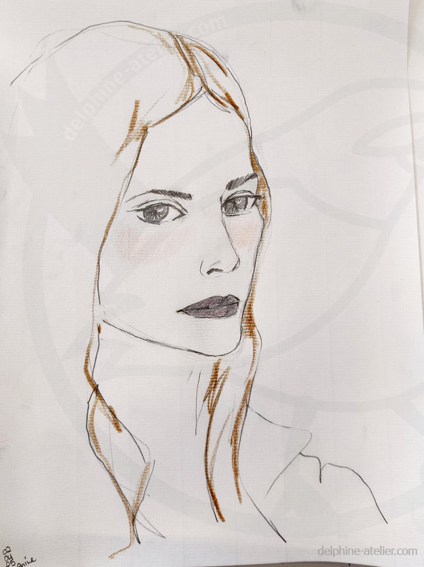 Portrait au crayon d'une jeune femme de trois-quarts. Quelques touches de couleurs au crayon sur les joues et dans les cheveux