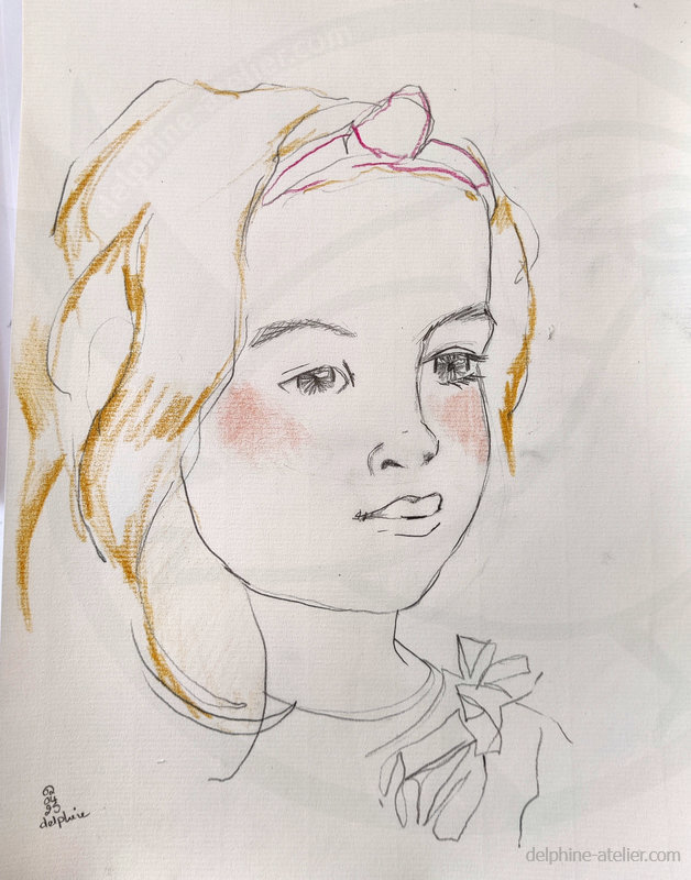 Portrait au crayon d'une petite fille aux joues toutes ronde. Quelques touches au crayons de couleurs : joues, cheveux, ruban