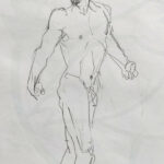 Croquis à la mine de plomb d'un homme nu debout, torse tourné et points serrés