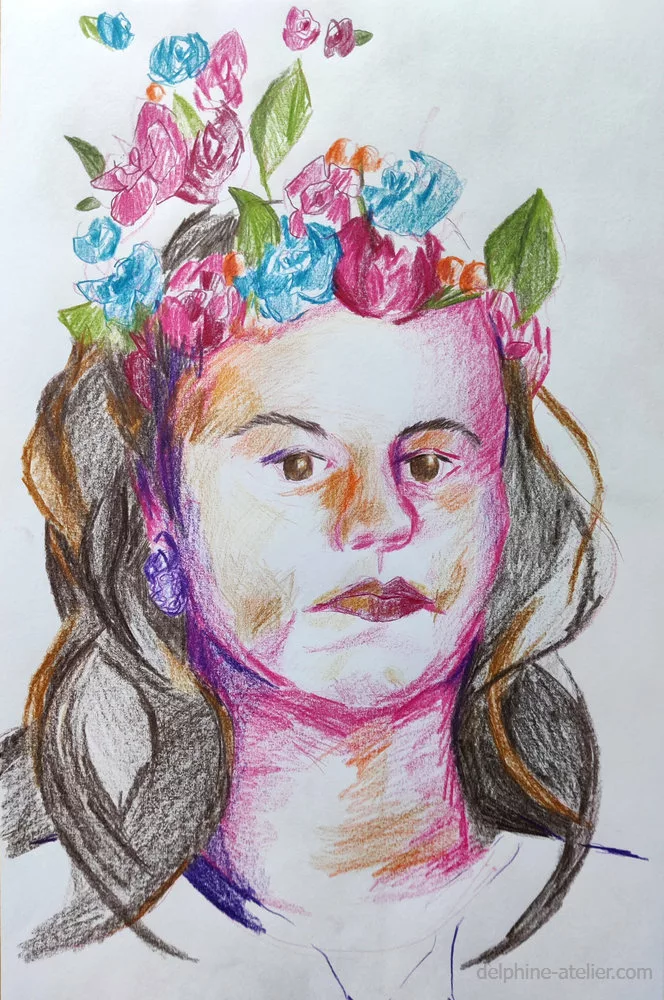 Portrait aux crayons de couleurs d'une femme avec des fleurs dans les cheveux et qui s'envolent
