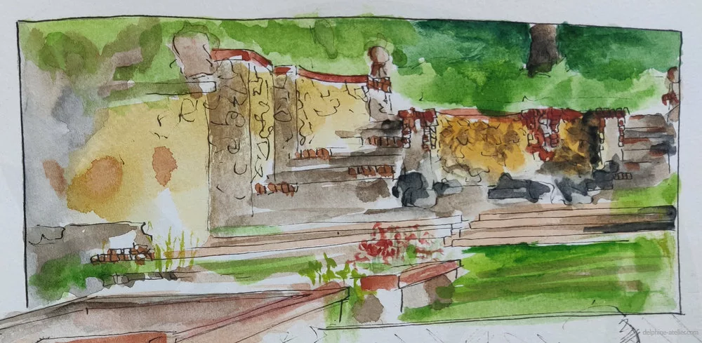 Croquis à l'aquarelle et au feutre représentant des murets et bassins en pierre dans de la végétation