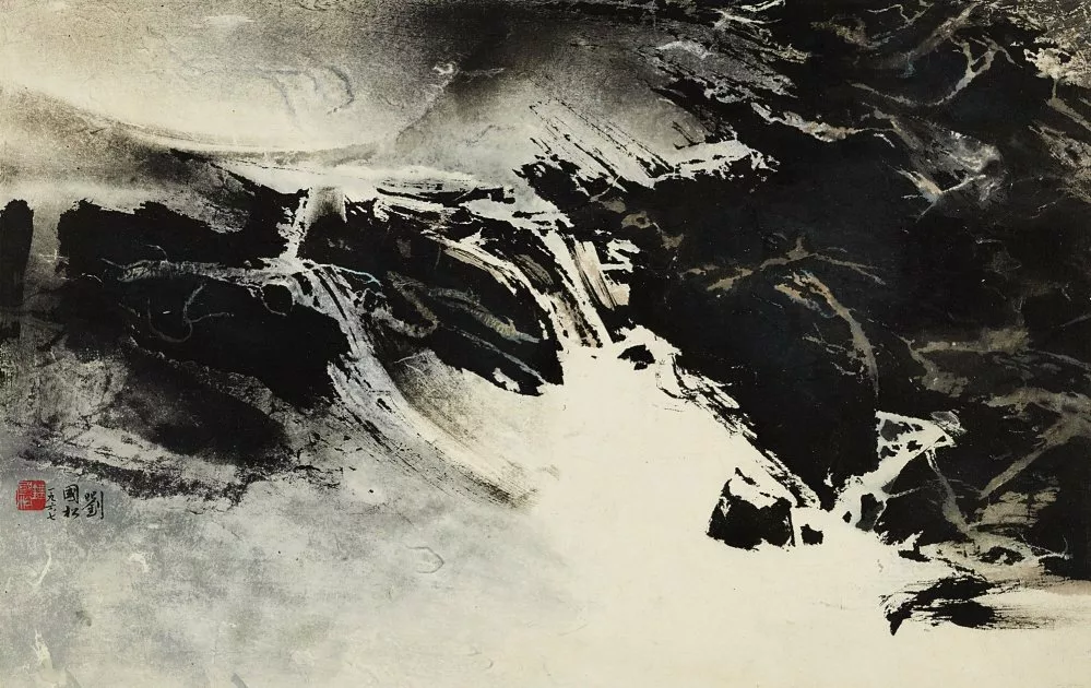 Paysage abstrait évoquant des rochers, de l'eau, de la neige ou tout ce que l'imagination peut vouloir voir, en tons noirs, blancs, bruns avec un sceau et un texte en chinois sur le côté