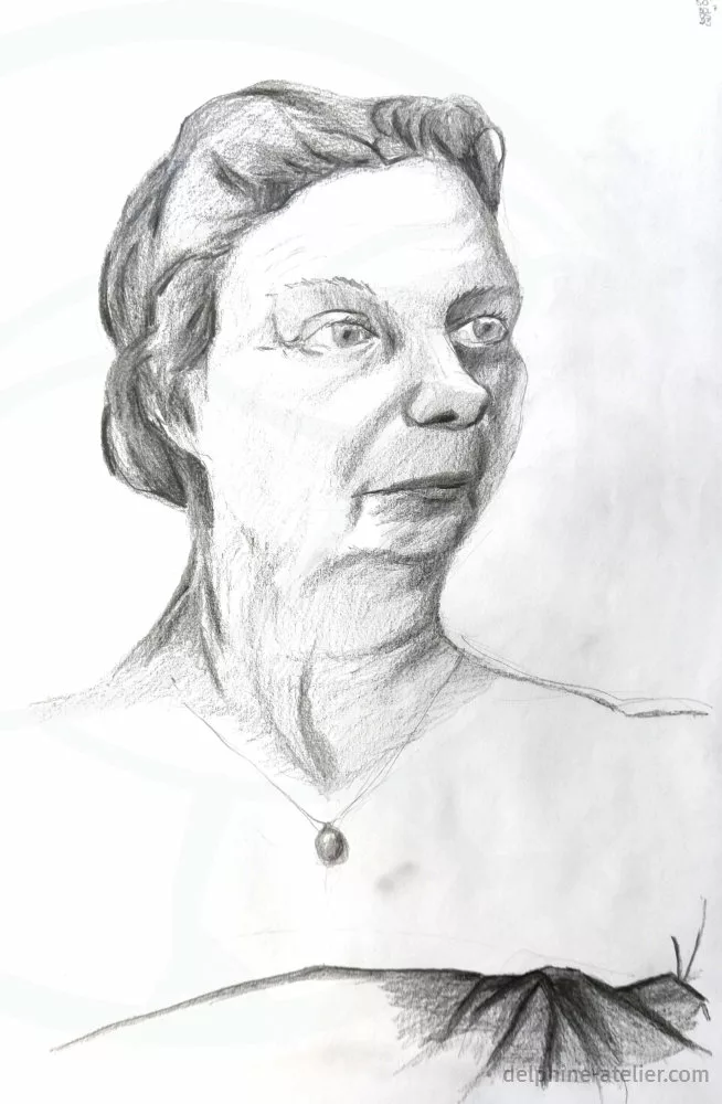 Portrait au crayon d'une femme avec une perle en collier et un drapé sous les bras