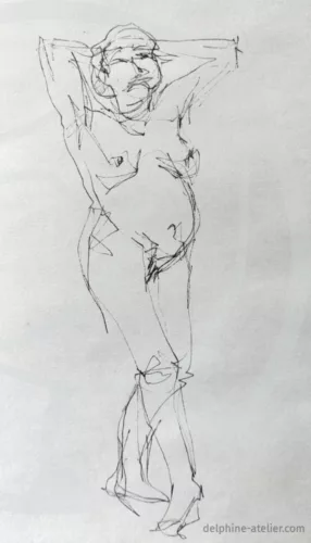 Croquis au feutre fin d'une femme nue debout les bras croisés derrière la tête
