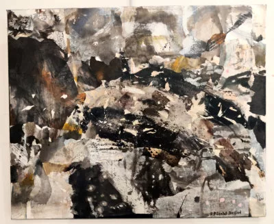 Peinture abstraite et animée faite de taches foncées, moyennes et claires dans une même gamme colorée (noir, blanc, gris, beige, un peu de jaune et de marron)