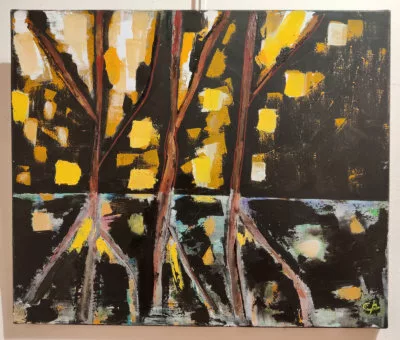 On devine, notamment grâce au titre, des troncs d'arbres et des lumières au loin ? étoiles ? qui se reflètent dans une étendue d'eau