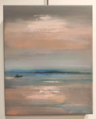 Un bateau, une ligne contrastée et deux zones claires qui s'y répondent de part et d'autre nous permette de deviner la mer et un coucher de soleil. Les couleurs sont assez douces