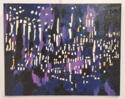 Peinture que l'on peut voir comme abstraite mais le titre "Lueurs en ville" peut aussi laisser penser qu'il s'agit de plein de fenêtre éclairées (petites touches claires et lumineuses) dans des immeubles (fond fait de différentes zones sombres légèrement colorées)