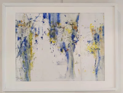 Peinture abstraite faite de taches et de traces avec beaucoup d'espaces blancs
