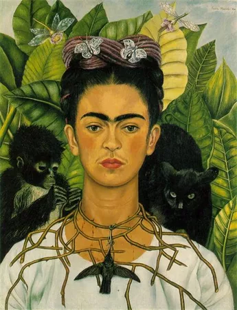 Portrait d'une femme avec un collier d'épines avec un oiseau, un singe et une panthère derrière ses épaules, des papillons dans les cheveux et des libellules au-dessus, sur fond de feuillages et de ciel bleu