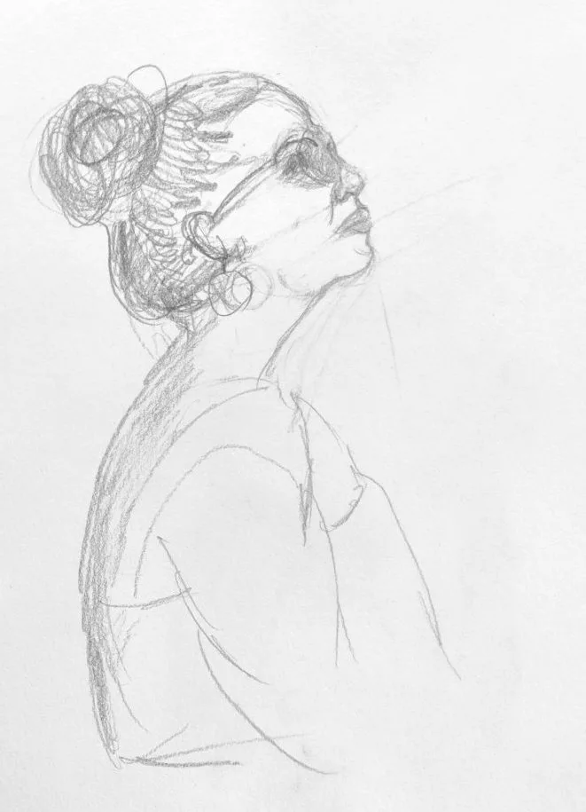 Portrait de profil d'une femme avec des lunettes de soleil levant la tête