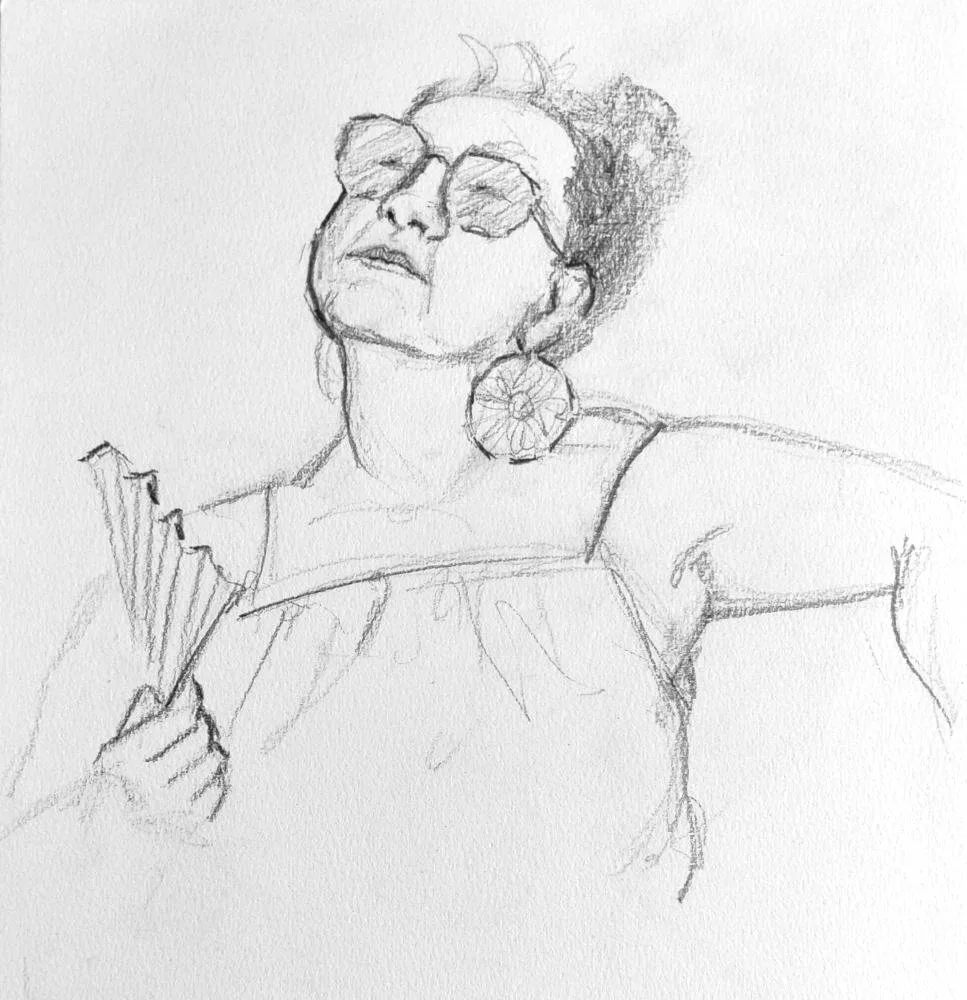 Un portrait au crayon d'une femme avec des lunettes de soleil levant la tête et tenant un éventail