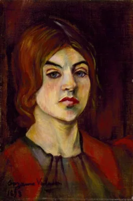 Portrait d'une femme à peine de trois quart nous regardant droit dans les yeux