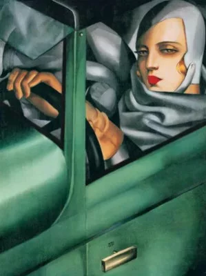 Une femme au volant d'une voiture décapotable avec des gants, un tissu sur la tête, un gros châle autour du cou, maquillée, nous regardant. Son visage est dans le coin haut droit ; la voiture occupe la moitié de la surface