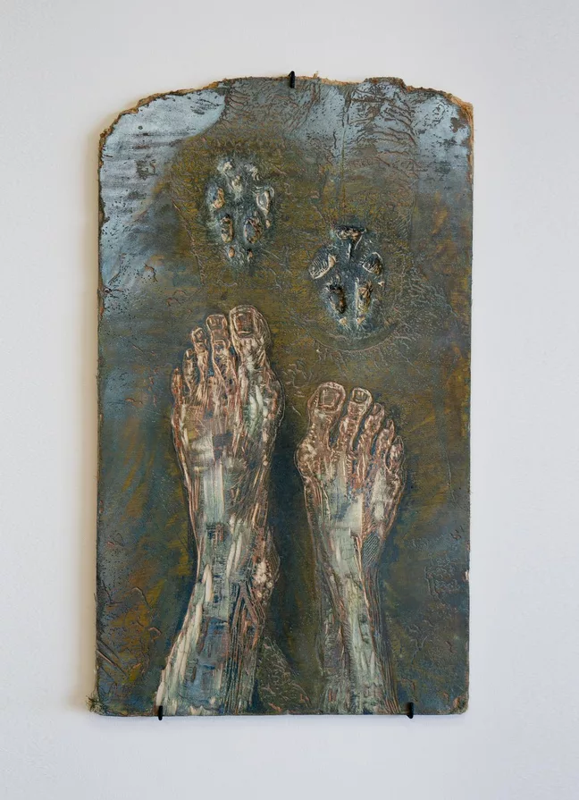 De pieds humains devant de traces de pattes animales (gravure sur bois ?)