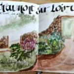 Un carnet ouvert sur une double page - "Chaumont sur Loire - festival des jardins - Foxcalibur - 15 07 25" - Croquis au feutre fin et à l'aquarelle représentant des plantes, un chemin, des rondins, une porte