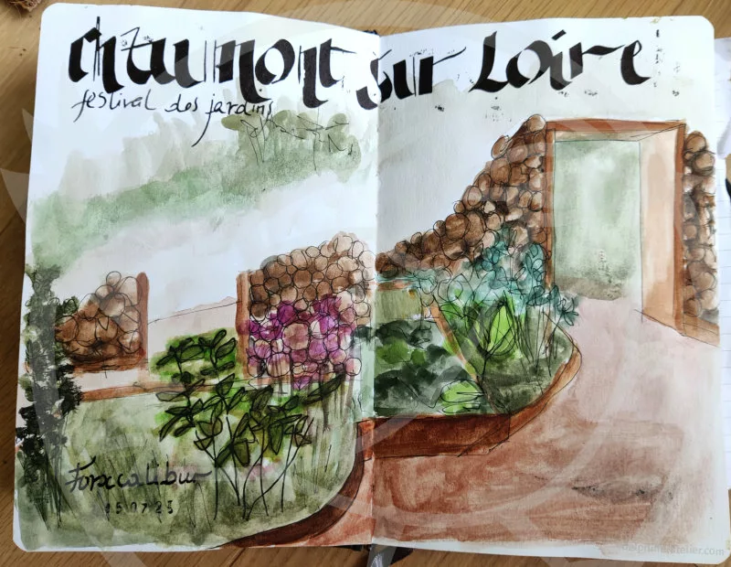 Un carnet ouvert sur une double page - "Chaumont sur Loire - festival des jardins - Forxcalibur - 15 07 25" - Croquis au feutre fin et à l'aquarelle représentant des plantes, un chemin, des rondins, une porte