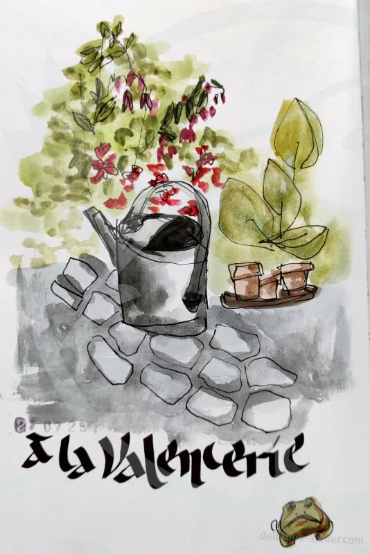 "à la Valencerie" écrit façon calligraphie sous un croquis d'un arrosoir sur des pavés et dans un fond végétal. Date au tampon "27 07 25" et une petite grenouille dessinée dans le coin en bas à droite