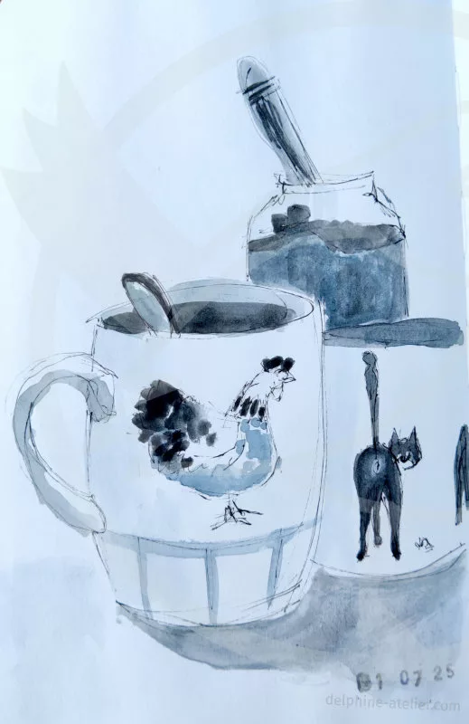 Croquis à l'aquarelle d'un mug avec un coq, un mug avec un chat montrant ses fesses et d'un pot de confiture à l'arrière plan. Au tampon : "x1 07 25"