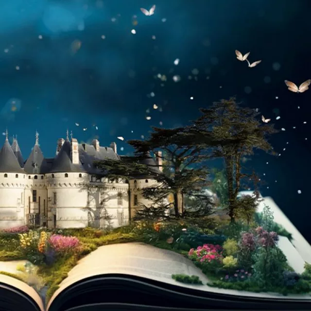 Image féérique du château de Chaumont avec des fleurs, des arbres, des papillons, le tout posé sur un livre ouvert