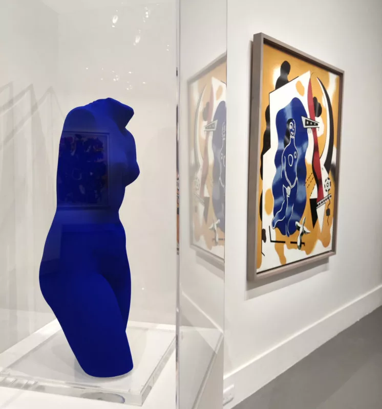 Une sculpture – un buste de femme en bleu – et un tableau – où on aperçoit entre autre une femme en bleu