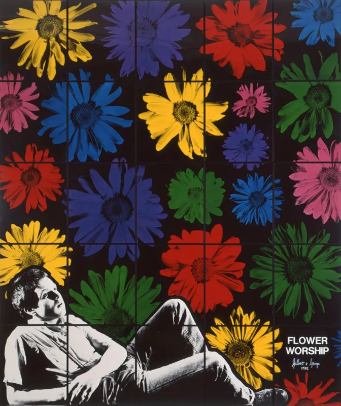 Des fleurs colorées et un homme allongé sur le côté - "Flower Worship"