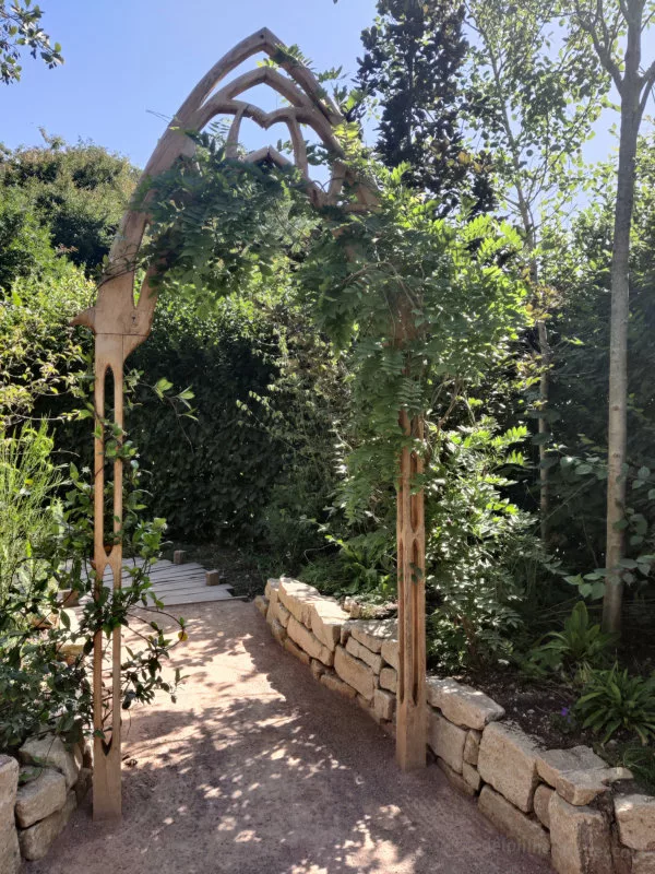 Une porte en bois avec des ornements évoquant la culture celte
