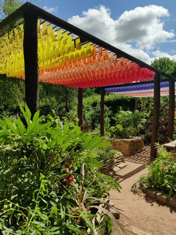 Comme une pergola faite de petits bouts de tissus formant les couleurs de l'arc-en-ciel