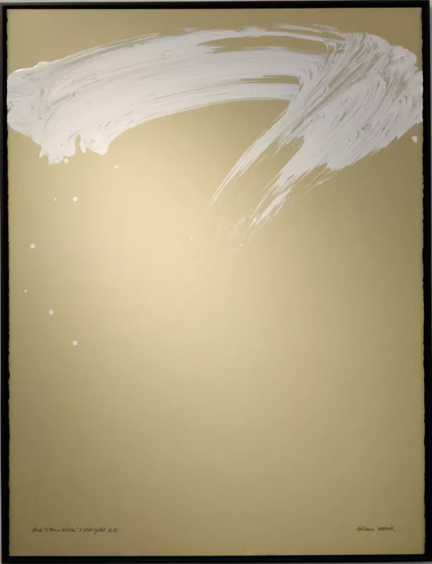 Une trace blanche à la peinture en haut d'un tableau à fond doré mat. En bas, des inscriptions