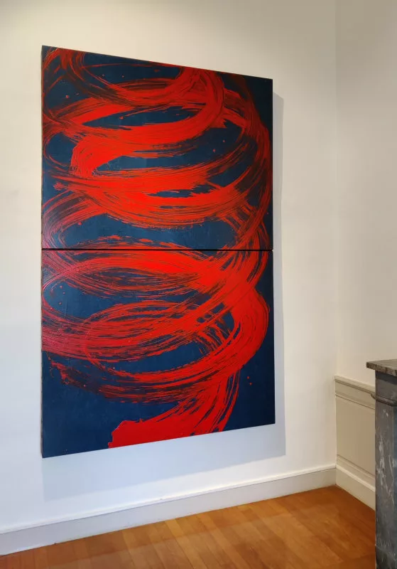 Trace rouge en spirale de peinture rouge sur un fond bleu nuit